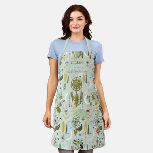 Boho Chic Keuken met Dreamcatcher in Sage Green Schort (Gedragen)