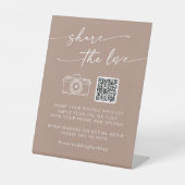 Boho Chic Neutral Taupe Deel de Liefde QR Code Reclamebord Met Voetstuk (Voorkant)