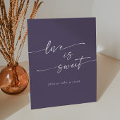 Boho Chic Plum Paarse Liefde Is Sweet Wedding Reclamebord Met Voetstuk
