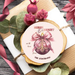 Boho Chic Roze  Bauble Christmas Ronde Sticker<br><div class="desc">Een boho chique vintage kerst sticker met een roze waterverf bauble met retro gestileerde teksten.</div>