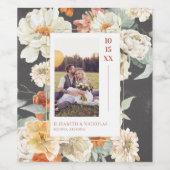 Boho Dark Floral | Monogram Weddenschap Foto Wijn Etiket (Enkel label)