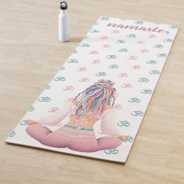 Boho Design- Frau mit Dreadlocks- Meditation- OM Yogamat