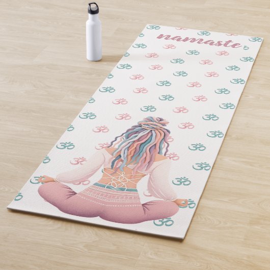 Boho Design- Frau mit Dreadlocks- Meditation- OM Yogamat (In situ)
