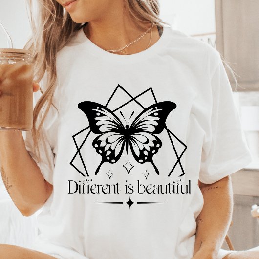Boho Different is een prachtige zwarte vlinder Tri-Blend Shirt