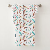 Boho drijvende veren patroon monogram bad handdoek (Insitu)