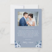 Boho Dusty Blue Floral Modern Arch Wedding Foto Bedankkaart (Achterkant)