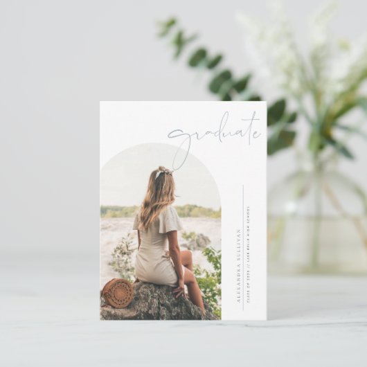 Boho Dusty Blue Minimalist Arch Foto Afstuderen Uitnodiging Briefkaart (Staand voorkant)