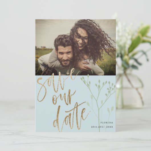 Boho Dusty Blue Save Onze Datum Faux Gold & Foliag Feestdagenkaart (Staand voorkant)