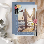 Boho Dusty Blue Wildflower Foto Save the Date<br><div class="desc">Wilde bloemen Dusty Blue Foto Save the Date Kaart. Stevig herinner je vrienden en familie aan je trouwdatum, met deze florale, leistblauw, wildbloemen, foto behalve de date, met een , witte typografie, over een opvallende stoffige blauwe en zwarte achtergrond naast een stijlvolle foto van het paar dat je kunt personaliseren,...</div>