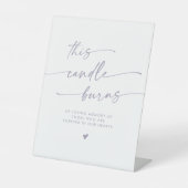 Boho Dusty Paarse Deze kaars brandt Memorial Reclamebord Met Voetstuk (Voorkant)