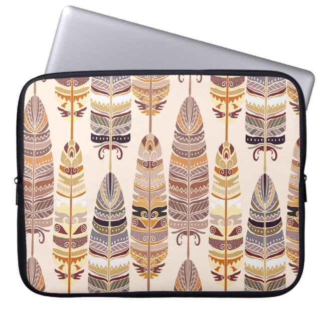 Boho Feathers: Tribaal Naadloos Patroon Laptop Sleeve (Voorkant)