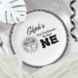 Boho First Trip omheen de Sun 1st Birthday Party Papieren Bordje<br><div class="desc">Maak kennis met de Boho First Trip rond de Sun 1st Birthday Party sjabloon! Dit betoverende ontwerp legt de essentie vast van viering, het mengen van elementen van op Aztec geïnspireerde lijnkunst en de hedendaagse charme van de Japandi Scandinavische stijl. De kern van dit ontwerp is een fascinerende Aztec-achtige lijnenzon,...</div>