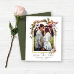 Boho Floral Arch Photo Save the Date<br><div class="desc">Begroting, Modern, Toch Rustic, Elegant Boho Floral Wedding Photo Save the Date met een faux gouden boog voorzien van warme herfstbloemen en pampasgras. Uw foto, gekoppeld aan onze typografie en uw details, maakt een verbluffende redding van de datum voor uw moderne elegante bruiloft. **Ons begrotingsdocument is kleiner, lichter en delicater,...</div>