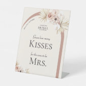 Boho Floral Arch Vrijgezellenfeest Hoeveel Kusjes Reclamebord Met Voetstuk (Voorkant)