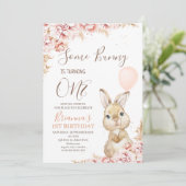 Boho Floral Bunny Balloon 1e verjaardag Uitnodigin Kaart (Staand voorkant)