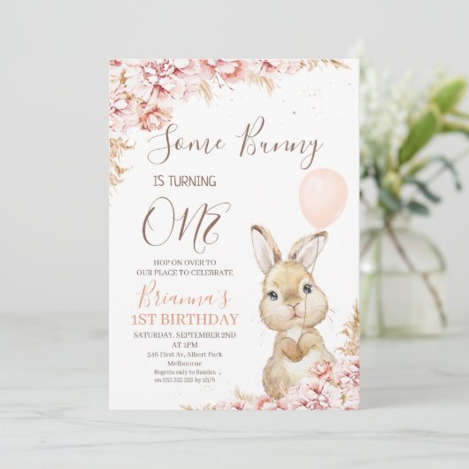 Boho Floral Bunny Balloon 1e verjaardag Uitnodigin Kaart (Staand voorkant)