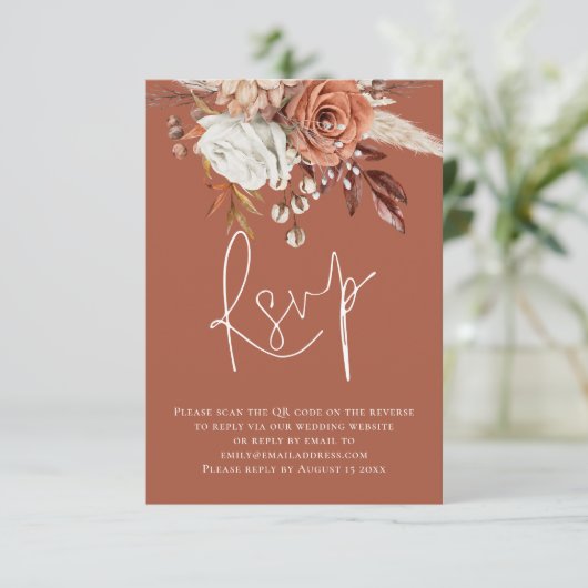 Boho Floral Script QR Code Terracotta Wedding RSVP Kaartje (Staand voorkant)