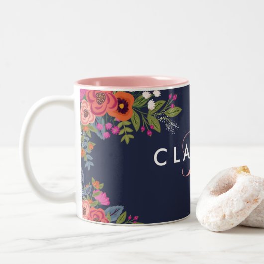 Boho Flowers - Navy Blue met roze monogram Tweekleurige Koffiemok (Met donut)
