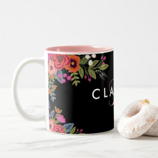 Boho Flowers - Zwart met roze monogram Tweekleurige Koffiemok (Met donut)