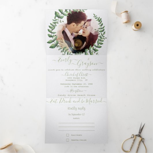 Boho Foto Groene Eucalyptus Krans Bruiloft Drieluik Uitnodiging (Binnen)