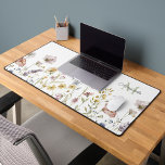 Boho Fresh Waterverf Wildbloemen met Monogram Bureaumat<br><div class="desc">Breng de frisheid van een buitentuin met wilde bloemen in uw huis, atelier of bedrijf kantoor met deze boho stijlvolle waterverf wilde bloemen ontwerp in zachte pasteltinten van roze, maagdenpalmblauw, gebroken wit en geel met delicate stengels en groen. Een tekst sjabloon is opgenomen om te personaliseren met jouw naam en...</div>