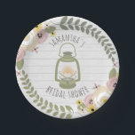 Boho Glamping Vrijgezellenfeest - Dusty Papieren Bordje<br><div class="desc">Borden voor het vrijgezellenfeest met een glazig uiterlijk,  voorzien van een afbeelding van een groene kamperende lantaarn in het midden,  omgeven door stoffige florale en grijze houten achtergrond.</div>