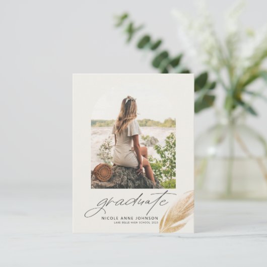 Boho Gold Glitter Feather Arch Photo Afstuderen Uitnodiging Briefkaart (Staand voorkant)