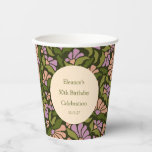 Boho Green Floral Custom 50th Birthday Papieren Bekers<br><div class="desc">Vier in stijl met deze aangepaste papieren bekers met een bloementhema, perfect voor mijlpaalverjaardagen, tuinfeesten of een speciale bijeenkomst. Het ontwerp is voorzien van weelderig groen gebladerte en zacht roze en paarse bloemen, waardoor een warme, op de natuur geïnspireerde look ontstaat. Voeg een persoonlijk tintje toe door de naam, gelegenheid...</div>
