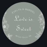 Boho Green Floral Wedding Love is Sweet Ronde Sticker<br><div class="desc">Deze boho groene bloemige bruiloft liefde is een mooie klassieke ronde sticker,  perfect voor een winterbruiloft. Het ontwerp bevat bloesems en bloemen van waterverf appels op een groene achtergrond.</div>