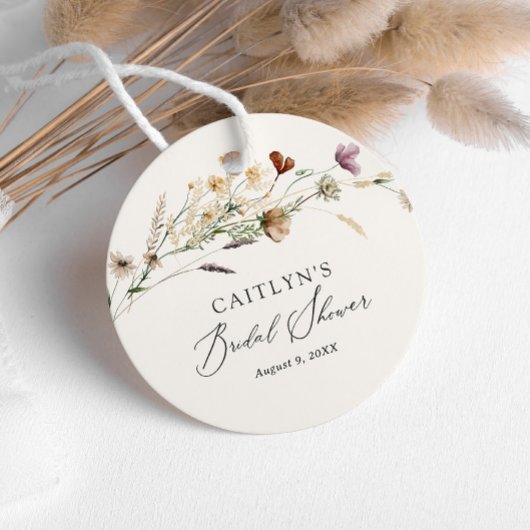 Boho-herfst bruidsmeisjesfeest met wilde bloemen bedankjes labels