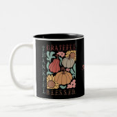Boho Herfst dankbare gezegende Thanksgiving Tweekleurige Koffiemok (Links)