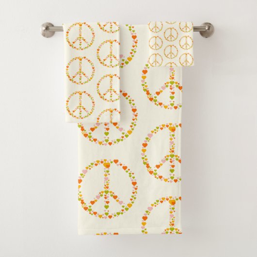 Boho Hippie Floral Peace Sign Pattern in Yellow Bad Handdoek (Insitu)