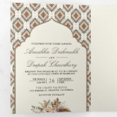 Boho Ivoor Beige Ikat Fotocollage Indiase bruiloft Drieluik Uitnodiging (Binnenzijde eerst)
