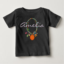 Boho juwelen gekleed als babymeisje boven t-shirt