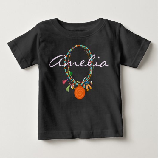 Boho juwelen gekleed als babymeisje boven t-shirt (Voorkant)
