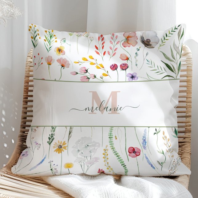 Boho Kleurrijke Wildflowers Script Naam Monogram Kussen (Boho Colorful Wildflowers Script Name Monogram Throw Pillowon a sunny rattan chair.)