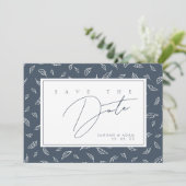 Boho Leiste Blauwe Blad Monogram Save The Date (Staand voorkant)