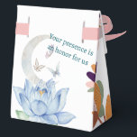 Boho Lotus & Moon Wedding Favoriet Doos met Lint Bedankdoosjes<br><div class="desc">Voeg een magisch tintje toe aan uw huwelijksfeest met deze prachtig ontworpen boho-gunstbox. Met artistieke illustraties van handen, trouwringen, sterren en een serene lotusbloem onder een halve maan, is deze doos perfect voor het aanbieden van kleine geschenken of traktaties aan uw gasten. Het elegante pastelkleurenpalet en de oprechte boodschap "Uw...</div>
