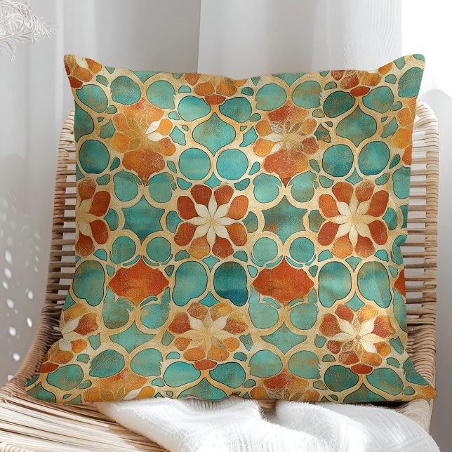 Boho Marokkaans Turquoise en Terracotta Bloemmotie Kussen (Boho Moroccan Turquoise and Terracotta Floral Throw Pillow in a sunny boho rattan armchair.)