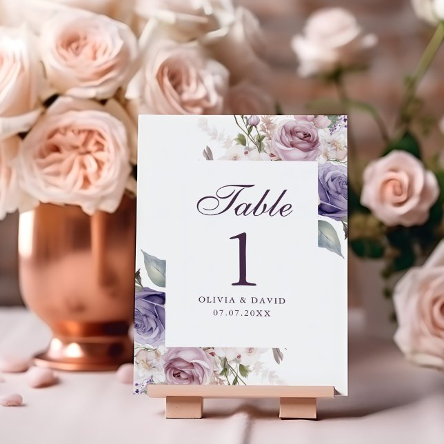 Boho Mauve en Lila Bloemen Trouwtafel Nummer (Boho Mauve and Lilac Floral Wedding Table Number on a wedding table with peonies.)