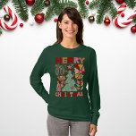 Boho Merry Christmas Retro Vrouw T-shirt<br><div class="desc">Boho details en retro belettering en bloemen maken een schattig ontwerp perfect voor Kerstmis. Het vakantie-shirt van deze vrouw met lange mouwen is in de trend en zorgt ervoor dat je lacht.</div>