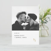 Boho Minimal Zwart en Wit Goud Monogram Huwelijk Kaart (Staand voorkant)