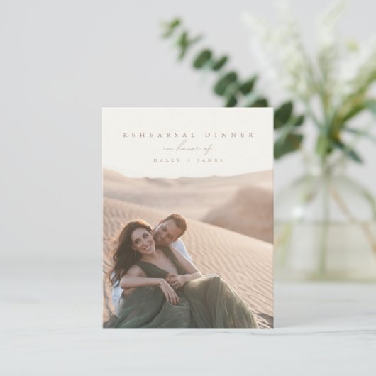 Boho minimalistisch script foto repetitie diner kaart (Staand voorkant)