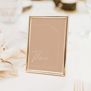 Boho minimalistisch Tan Arch Tabel Drie Tabelnumme Kaart