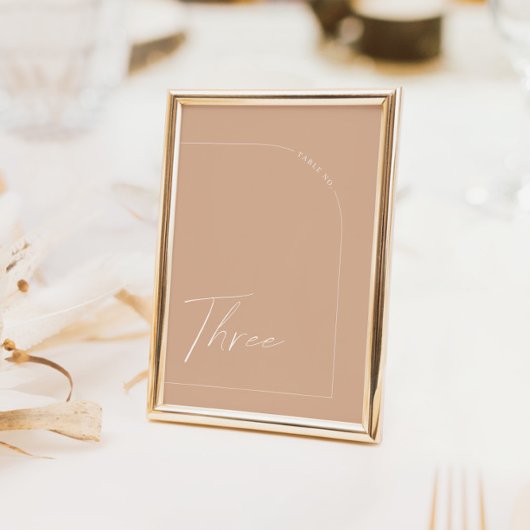 Boho minimalistisch Tan Arch Tabel Drie Tabelnumme Kaart