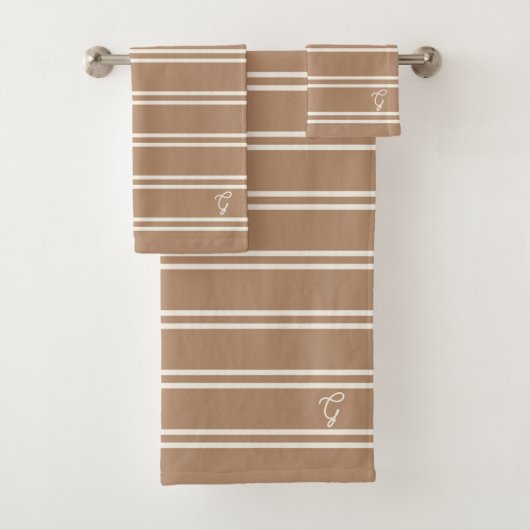 Boho Modern Geborduurde naam gestreepte lichtbruin Bad Handdoek (Insitu)