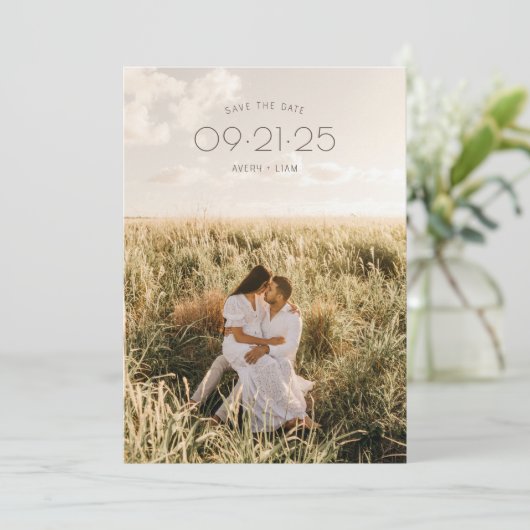 Boho modern minimalistische rustieke neutrale trou save the date (Staand voorkant)