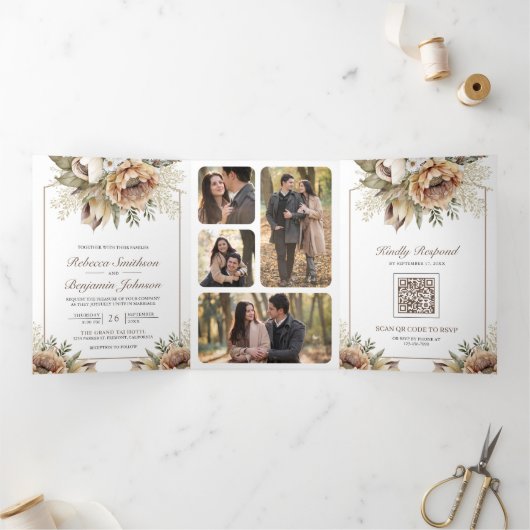 Boho Neutral Earthy Floral Taupe QR Code Weddensch Drieluik Uitnodiging (Binnen)