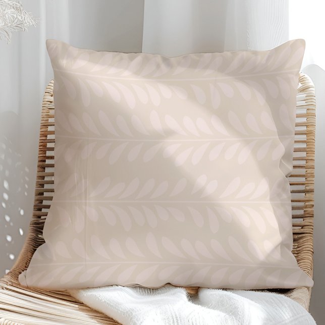 Boho neutrale Abstracte bladeren Kussen (Boho Neutral Abstract Leaves Throw Pillow in a sunny rattan armchair)