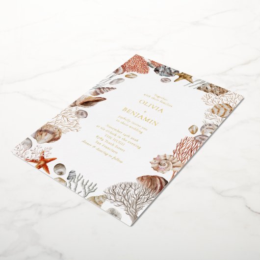 Boho Ocean Seashells Coral Beach Unique Weddenscha Folie Uitnodiging (Gedraaid)